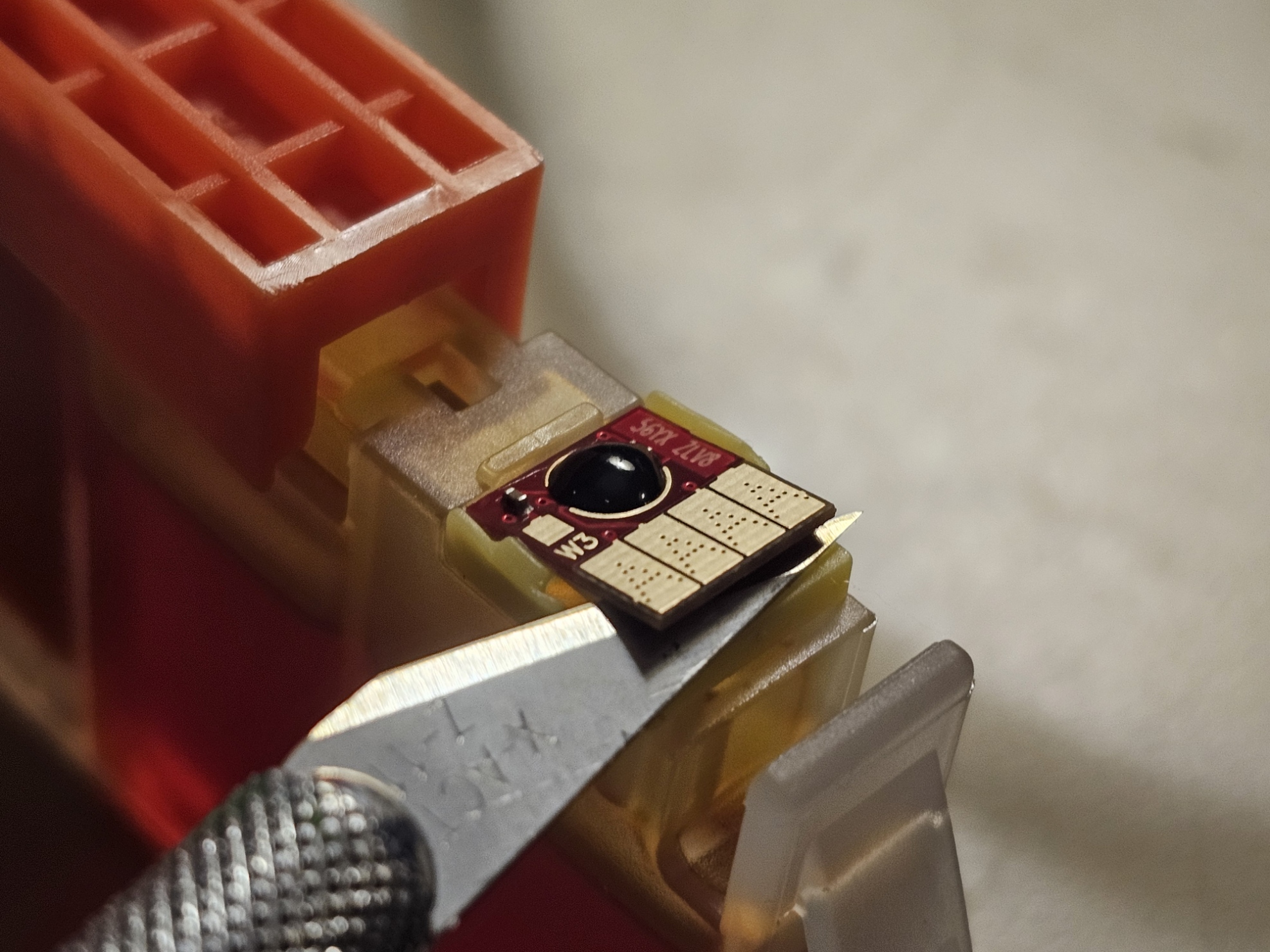 File:564 XL cartridge chip removal.jpg