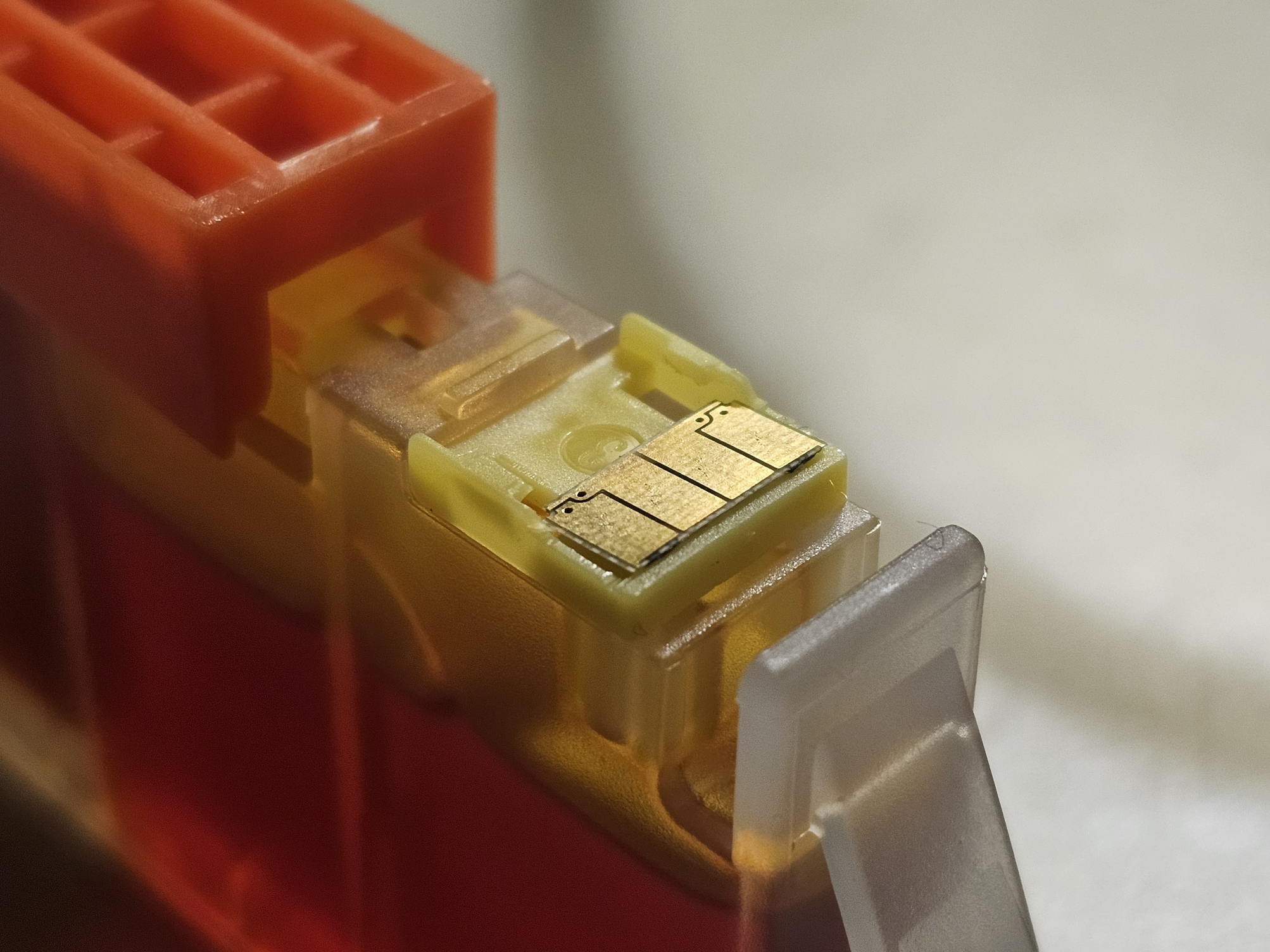 File:HP 902 chip install on 564 XL.jpg