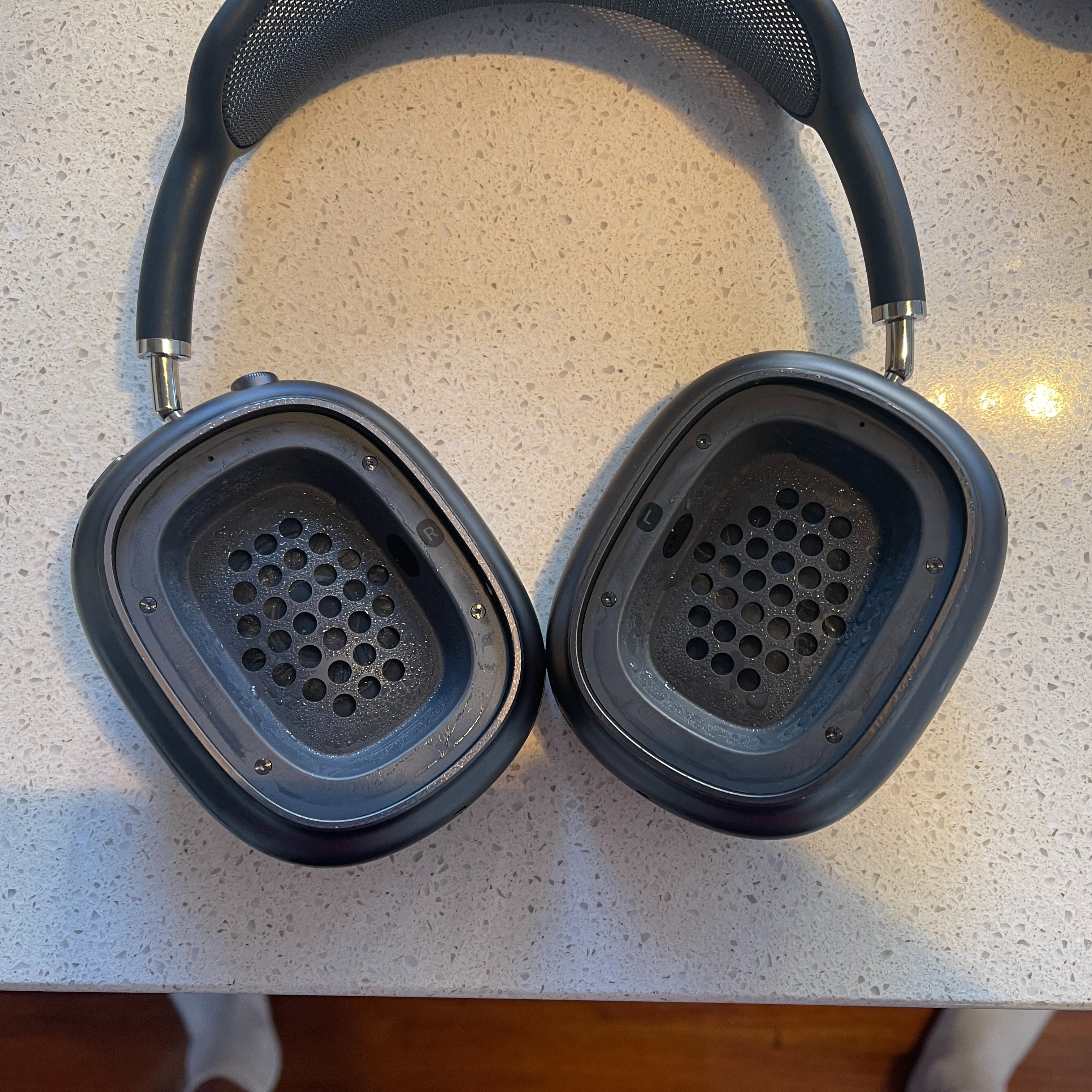 File:Airpods-max-moisture.jpeg